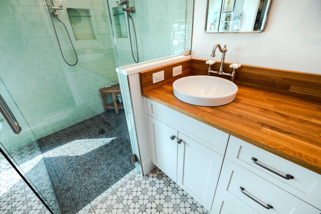 Saint Judes Dr – bathroom — Metro Cabinet Company