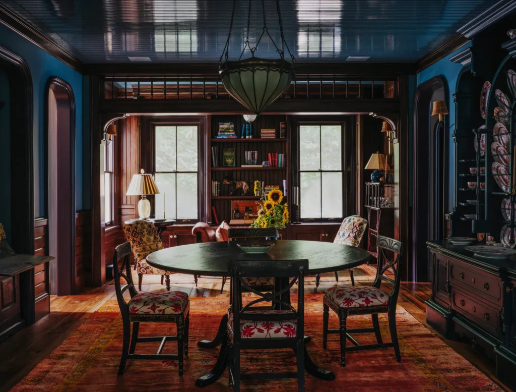 A colorful, moody Shelter Island dining room designed by St/ephen Alesch and Robin Standefer, the husband-and-wife design team known as Roman and Williams. / Photo by Daniel Paik for the New York Times